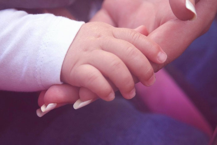 «Зябкость конечностей возникает при дисфункции щитовидки»: почему у ребенка холодные руки