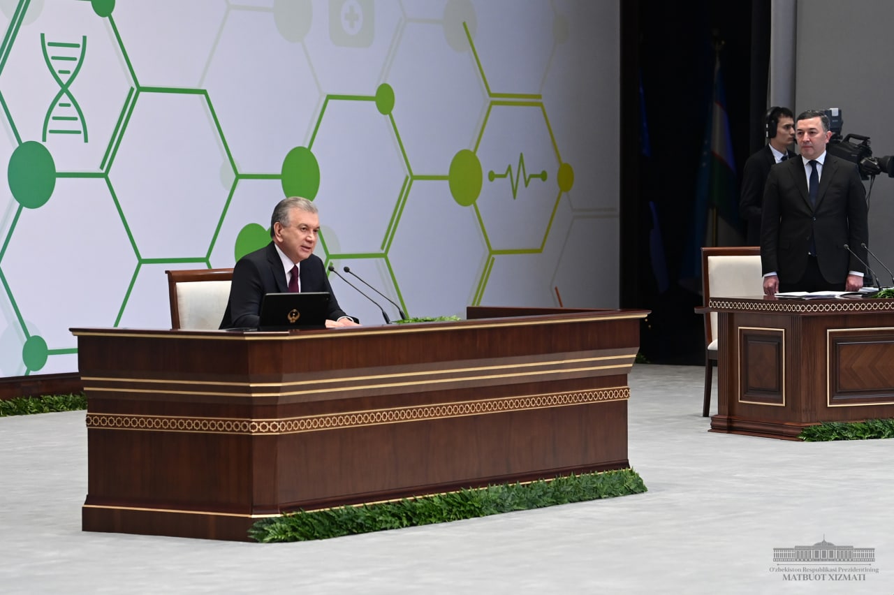 Президент Республики Узбекистан провел встречу с медицинскими работниками