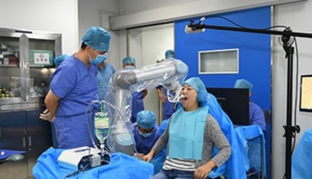 Робот-стоматолог впервые оперировал без вмешательства человека