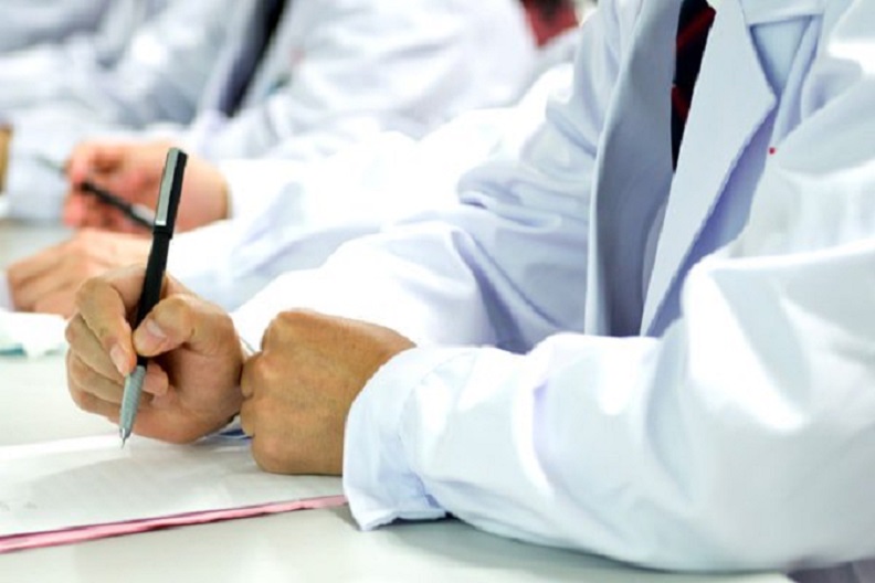 Правительство РФ утвердило процедуру аккредитации врачей
