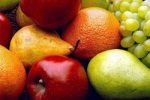 Яркие фрукты, овощи и ягоды и зелёный чай эффективно противостоят выработке токсинов 