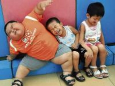 В Китае трехлетний малыш весит 60 кг – в 5 раз больше нормального ребенка. 