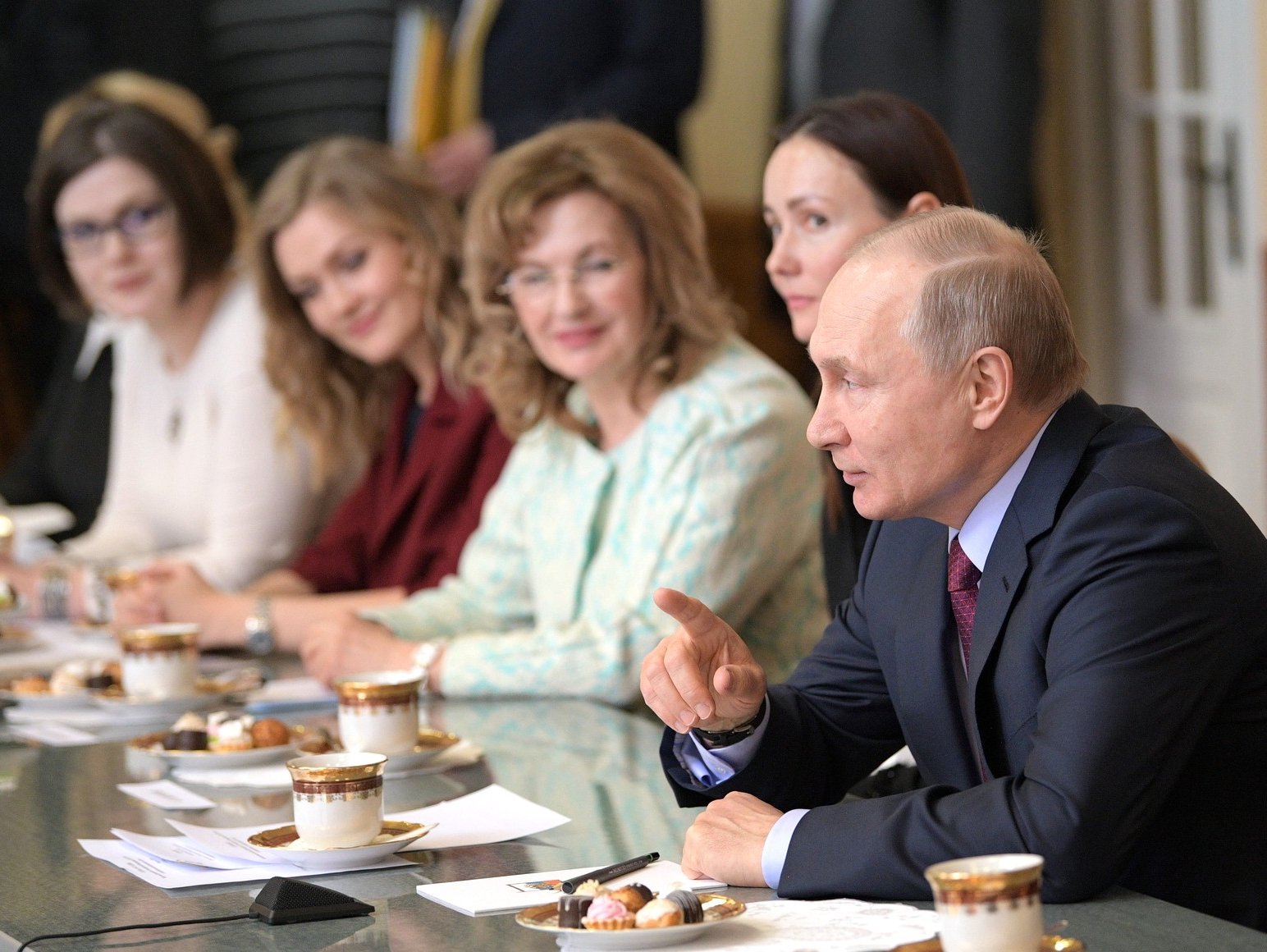 Женский праздник: Владимир Путин овладел фармзнанием 