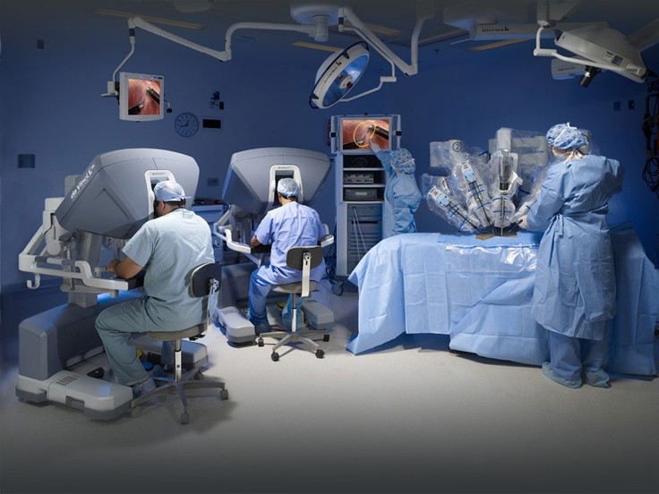Исследование: робот-ассистированная хирургия безопаснее открытой операции