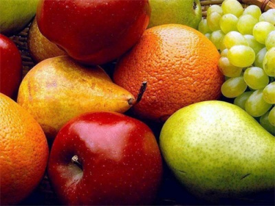 Яркие фрукты, овощи и ягоды и зелёный чай эффективно противостоят выработке токсинов