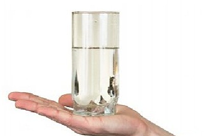 Врачи считают употребление не менее 8 стаканов воды в день бессмыслицей